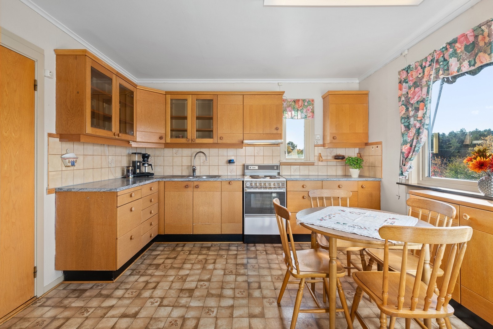 Kjøkken med eik innredning Galleribilde