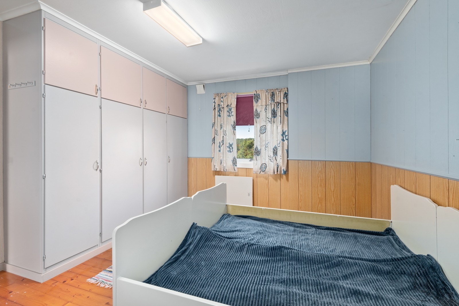 Godt med garderobeskap i hovedsoverom 1. etg. Galleribilde