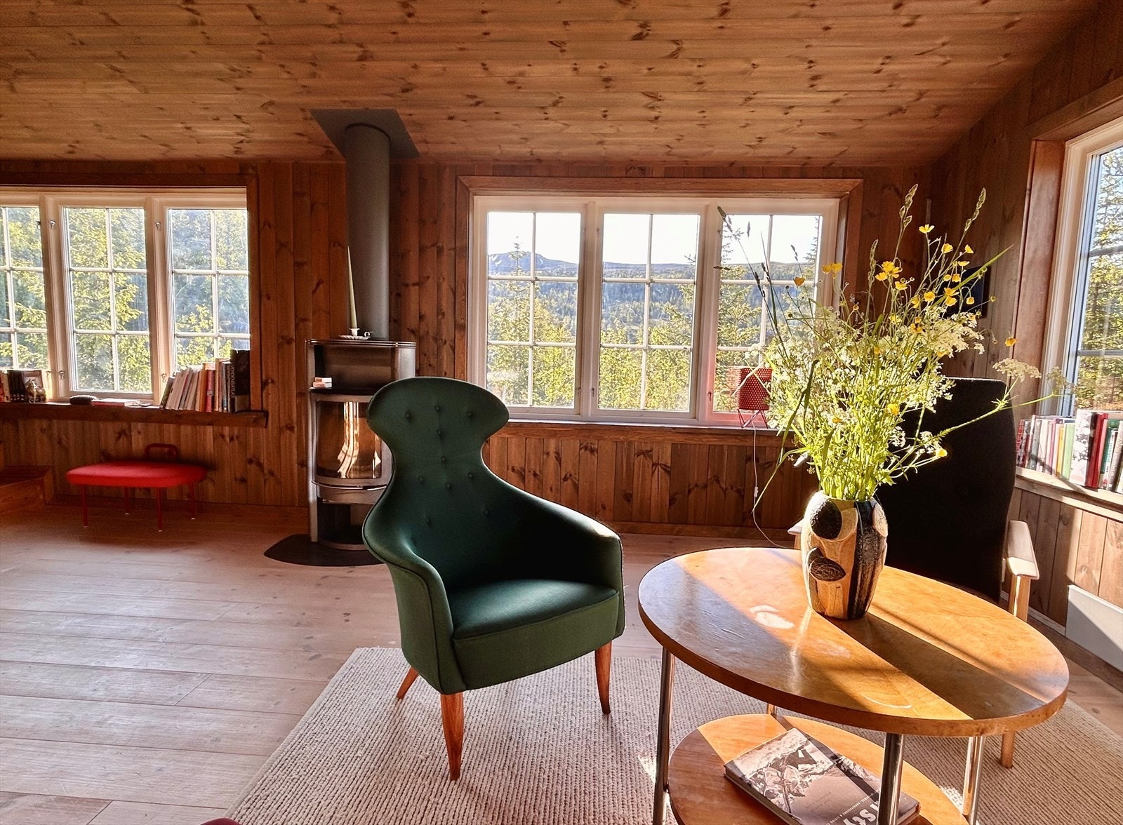 Rommet er romslig, og åpner opp for ulike møbleringsalternativer med en stor og komfortabel sofakrok og underholdningsavdeling. Galleribilde