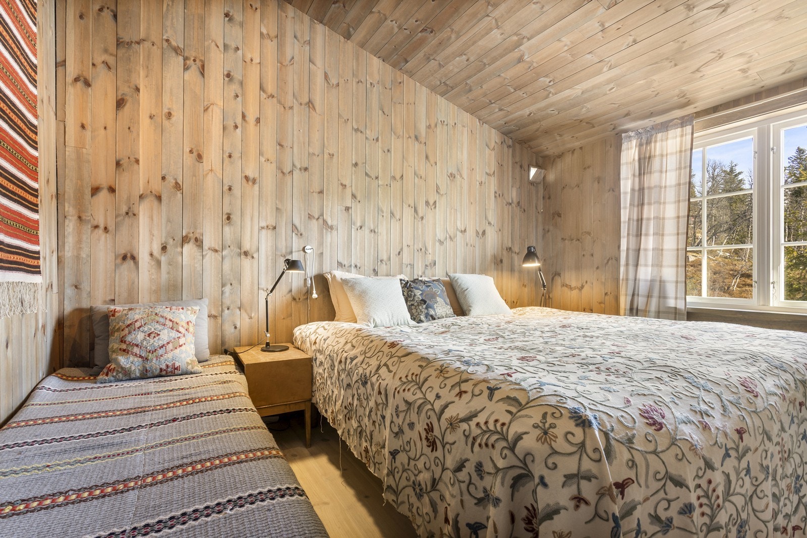 Soverom 1 er av god størrelse og vindu som gjør at du kan våkne til fin utsikt og deilig fjelluft. Galleribilde