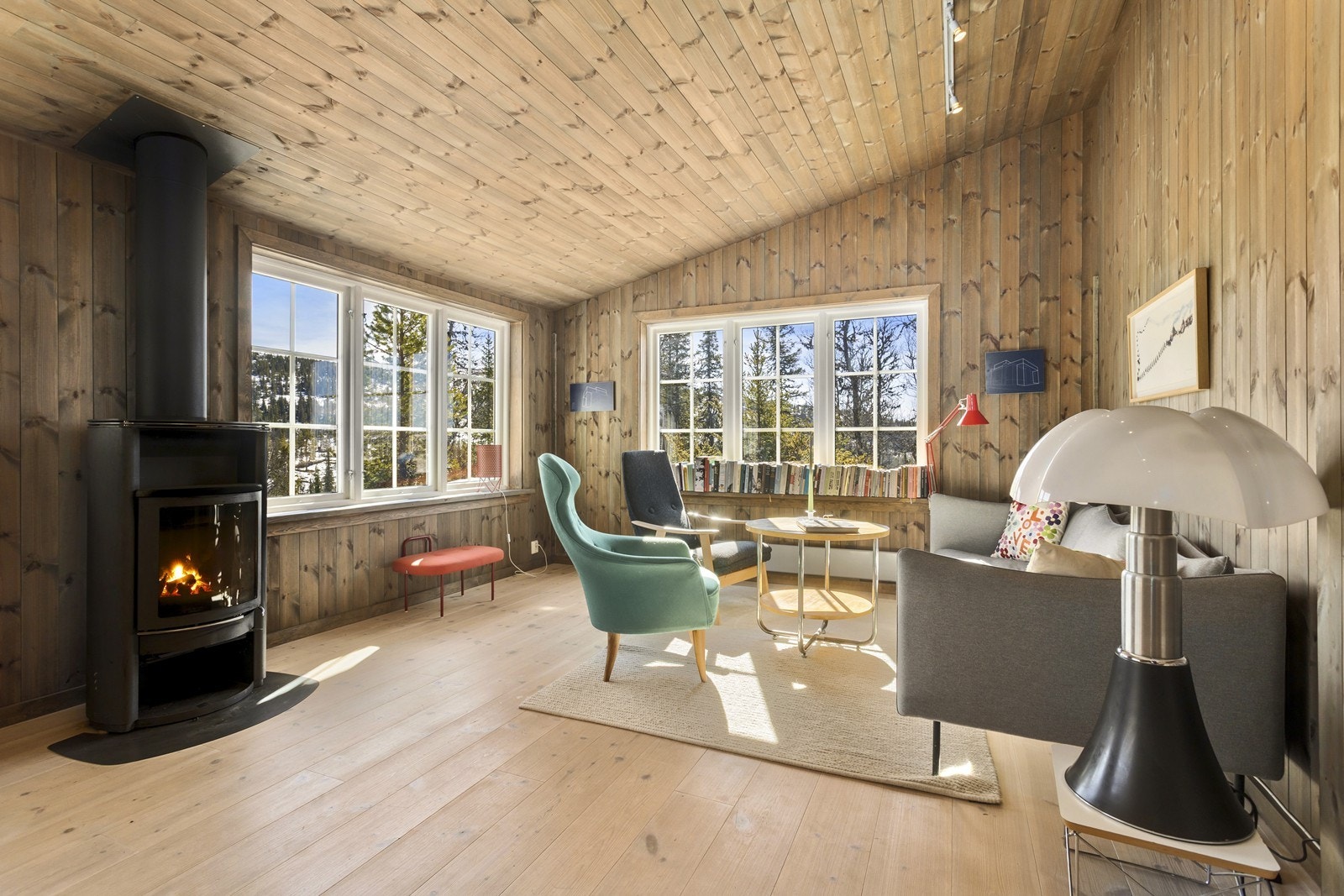 Stuen har en vedovn, som skaper en lun og god stemning. Galleribilde