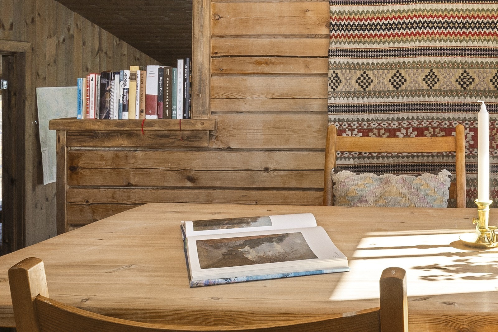 Rustikke og klassiske detaljer på hytta. Galleribilde