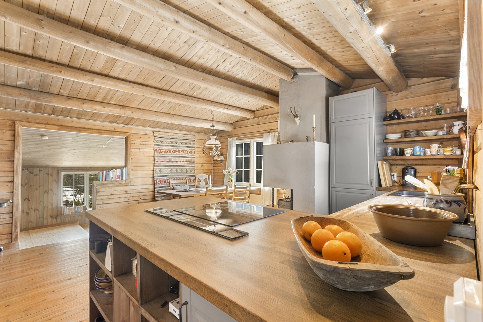 Integrert i innredningen finner du oppvaskmaskin, stekeovn, platetopp og kjøl/fryseskap Galleribilde