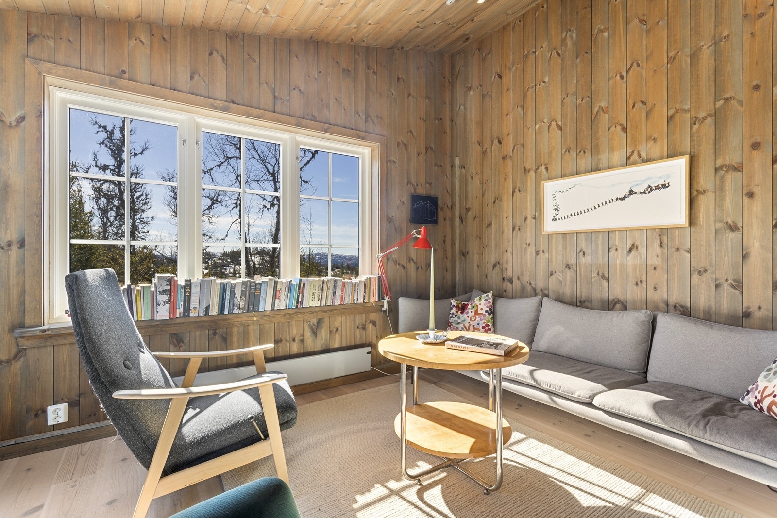 Hytta har en familieorientert planløsning med stor stue med åpen løsning mot kjøkkenet, bad/vaskerom og 2 soverom i tillegg til anneks og utebod for div. lagringsplass. Galleribilde