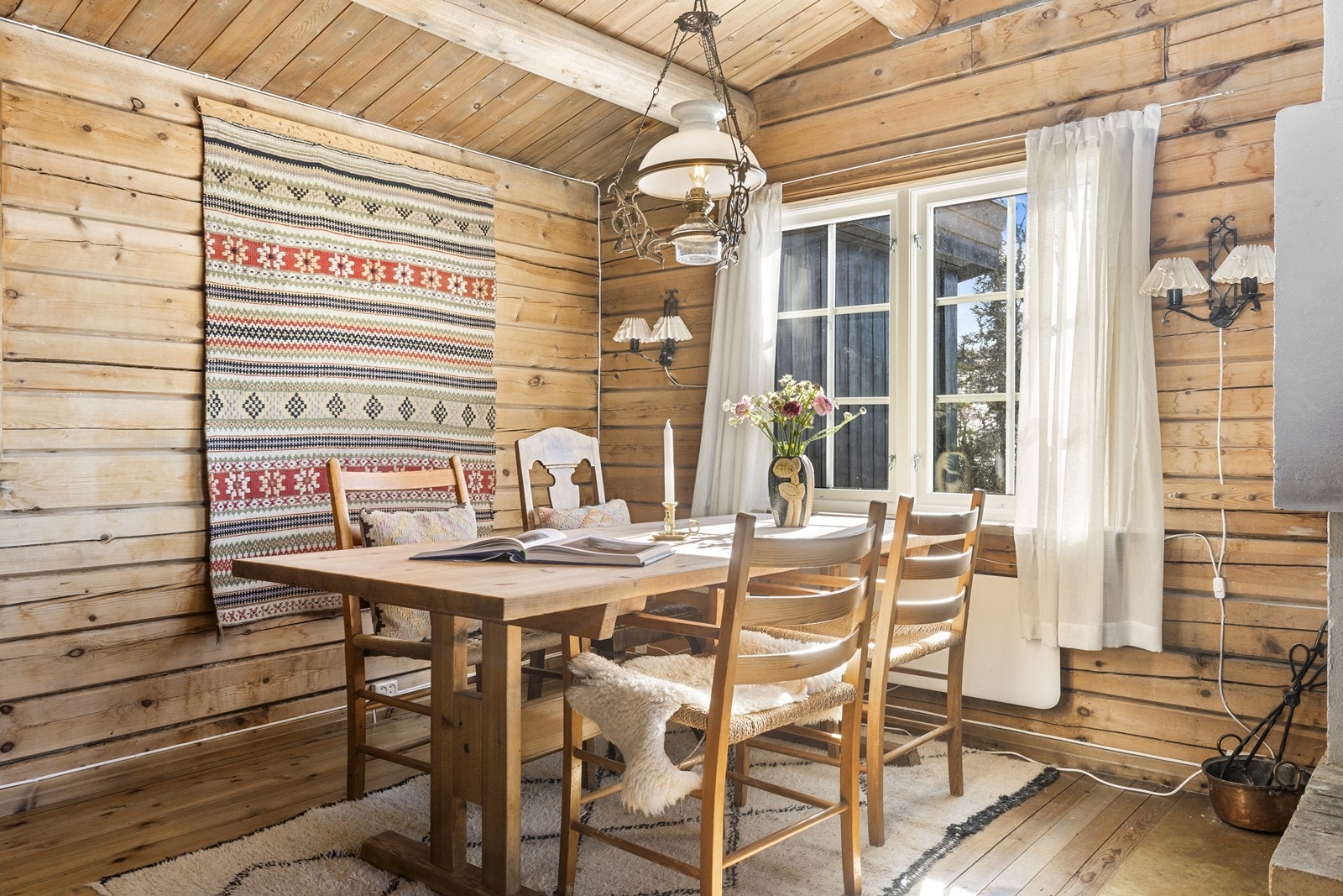 Kjøkkenet har en deilig peis som varmer godt ved litt kaldere morgninger på kjøkkenet. Galleribilde