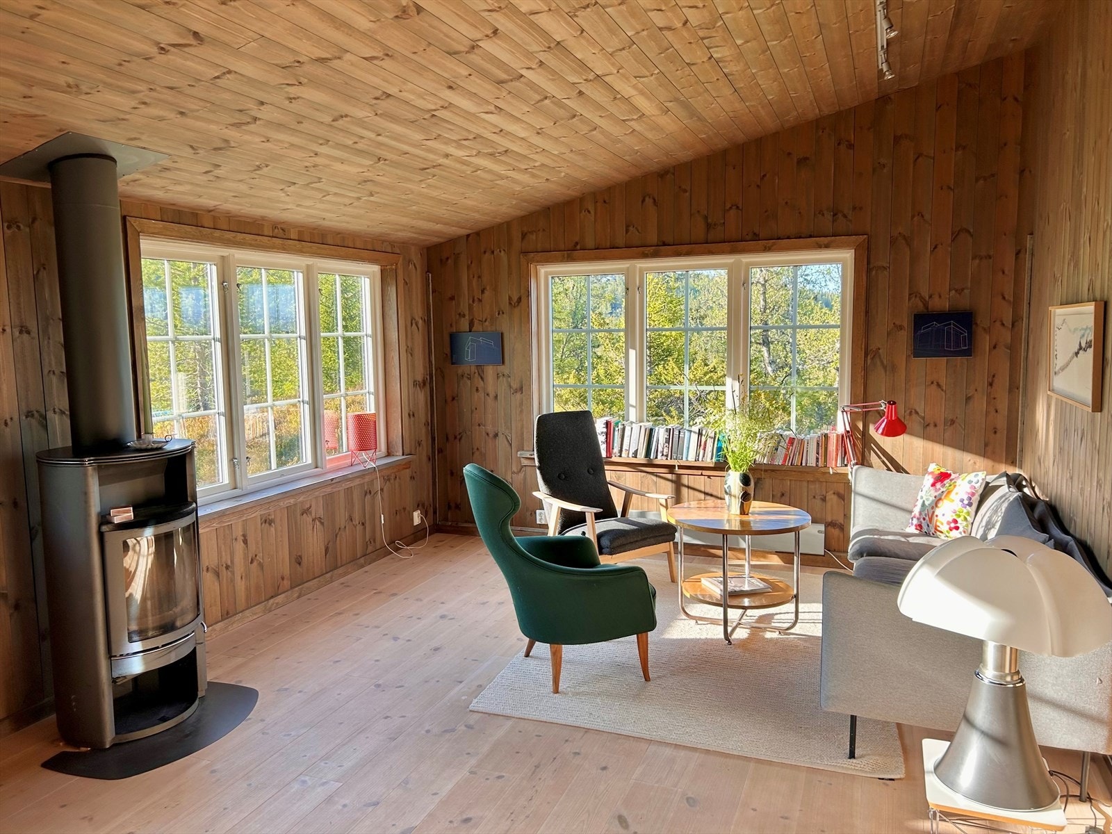 Stua er romslig, og åpner opp for ulike møbleringsalternativer med en stor og komfortabel sofakrok og underholdningsavdeling. Galleribilde