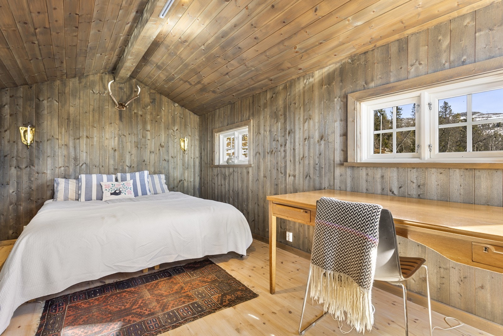 Annekset er innredet med dobbeltseng og skrivepult. Galleribilde