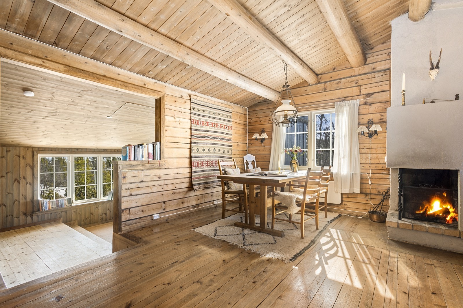 I spisestuen er det rom for et stort spisebord slik at du kan invitere flere gjester til fjells. Galleribilde