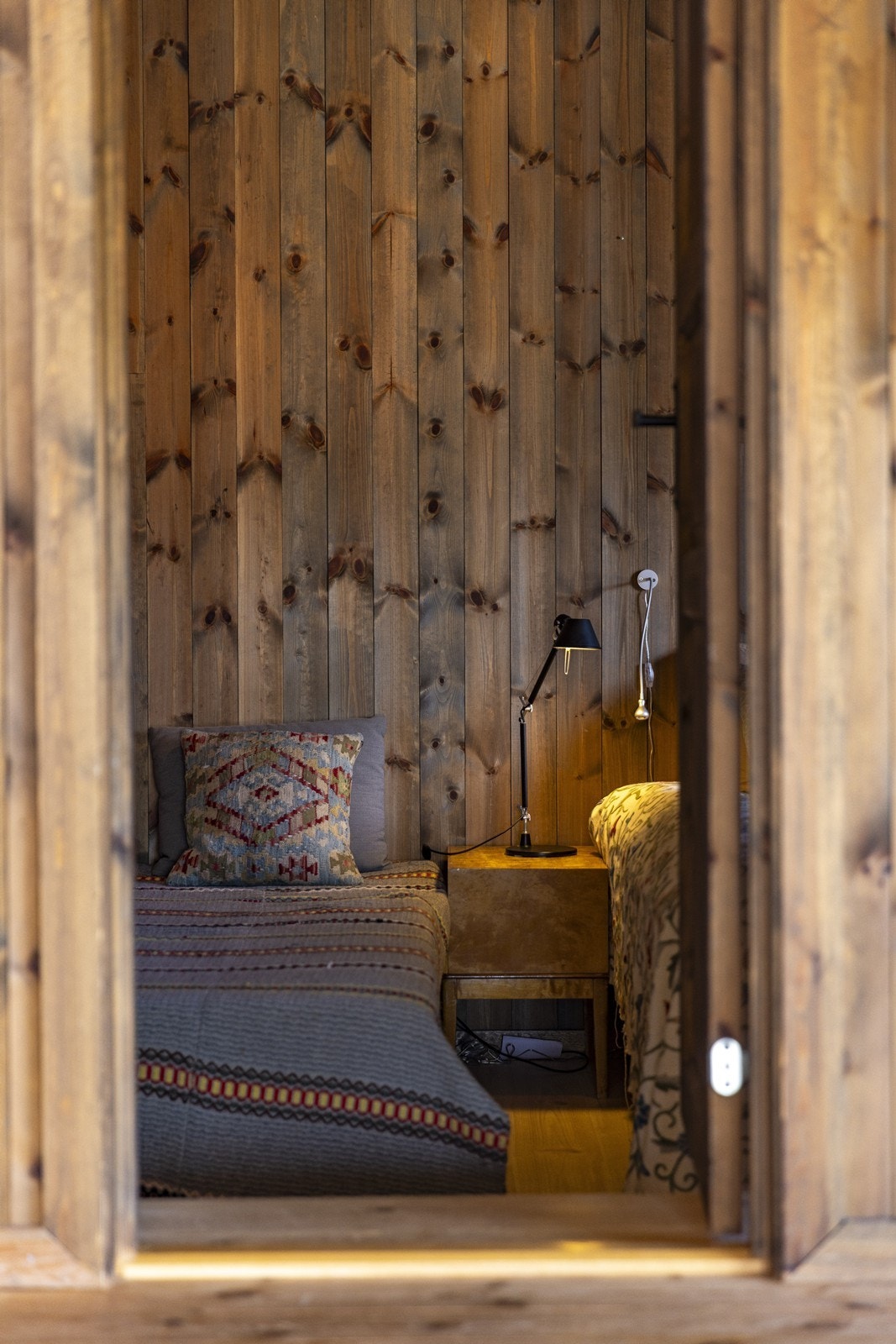 Rommet har god plass til dobbeltseng pluss enkeltseng med tilhørende nattbord og garderobeløsning. Galleribilde