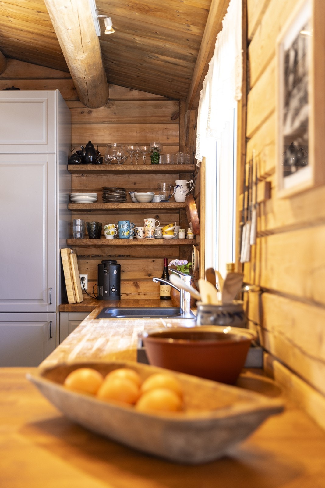 I benkeplate bak koketopp er det innfelt ventilator som senkes ned i benken når den ikke er i bruk. Galleribilde