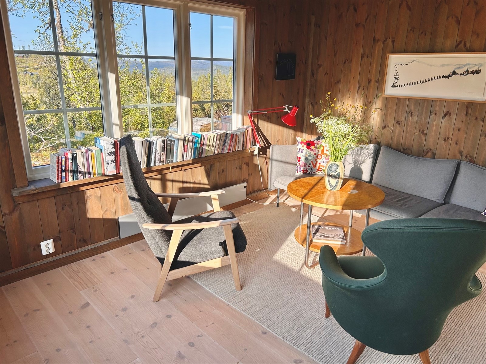 Stuen har store vindusflater og fantastisk takhøyde, som bringer den vakre utsikten inn og gir flott romfølelse med mye naturlig lys. Galleribilde