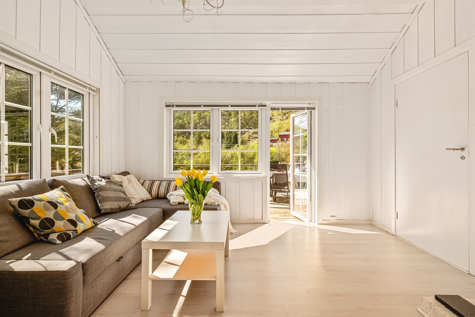 Fra stuen er det direkte utgang til den 44 kvm store terrassen. Galleribilde