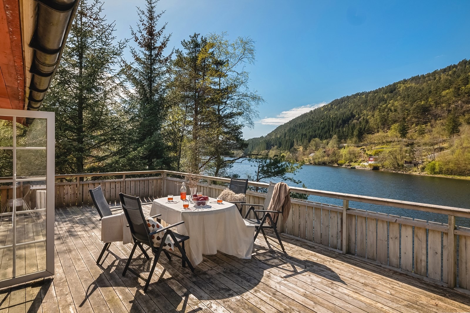 Fra terrassen har du en fantastisk panoramautsikt ut over både sjø og frisk natur. Galleribilde