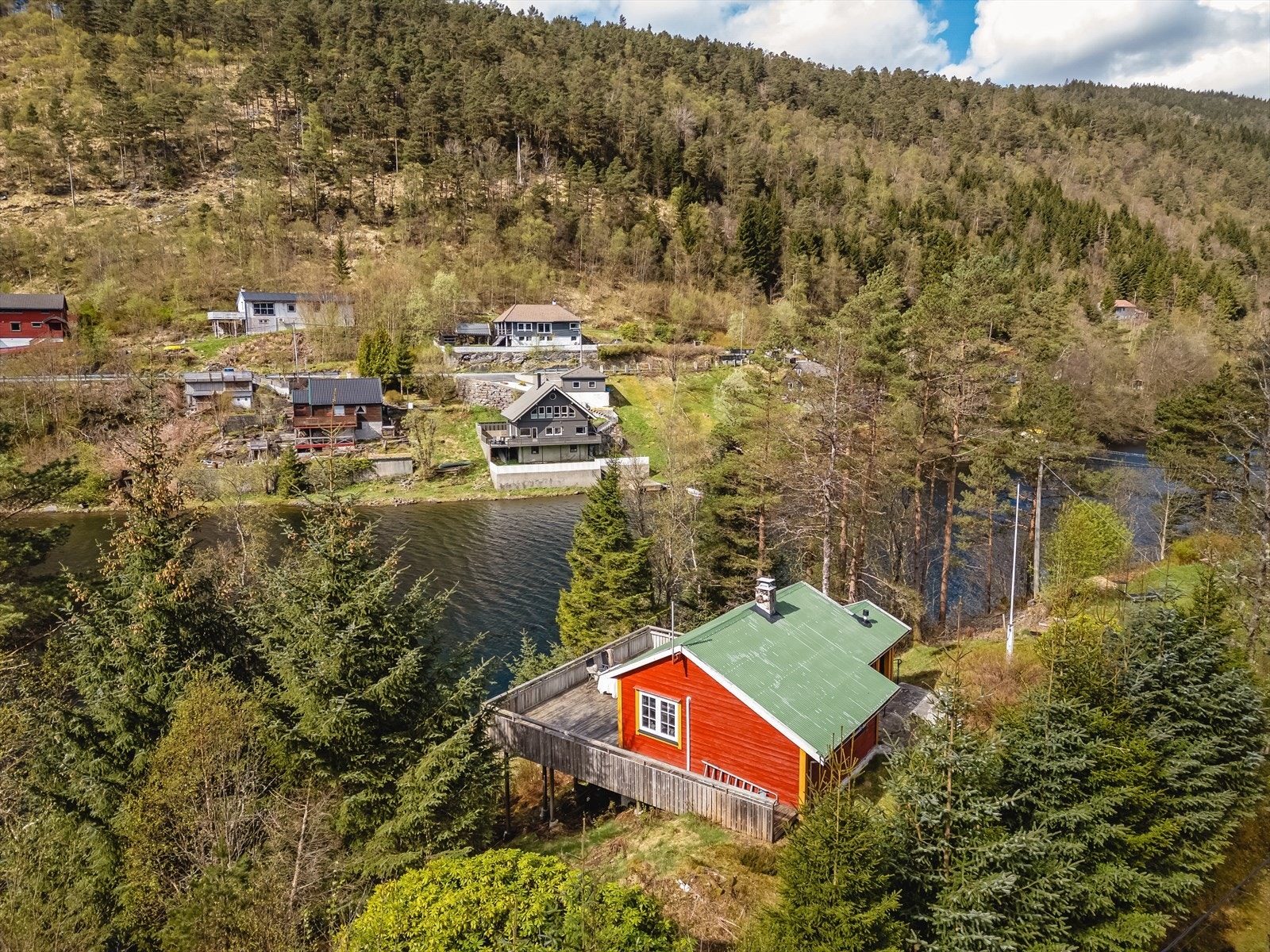 Dersom det blir nødvendig med en rask tur innom byen, finner du busstoppet "Høgli" på andre siden av veien, like ved parkeringsplassen. Her tar "74" bussen deg til "Kalandseidet", hvor du finner et utvidet busstilbud. Galleribilde