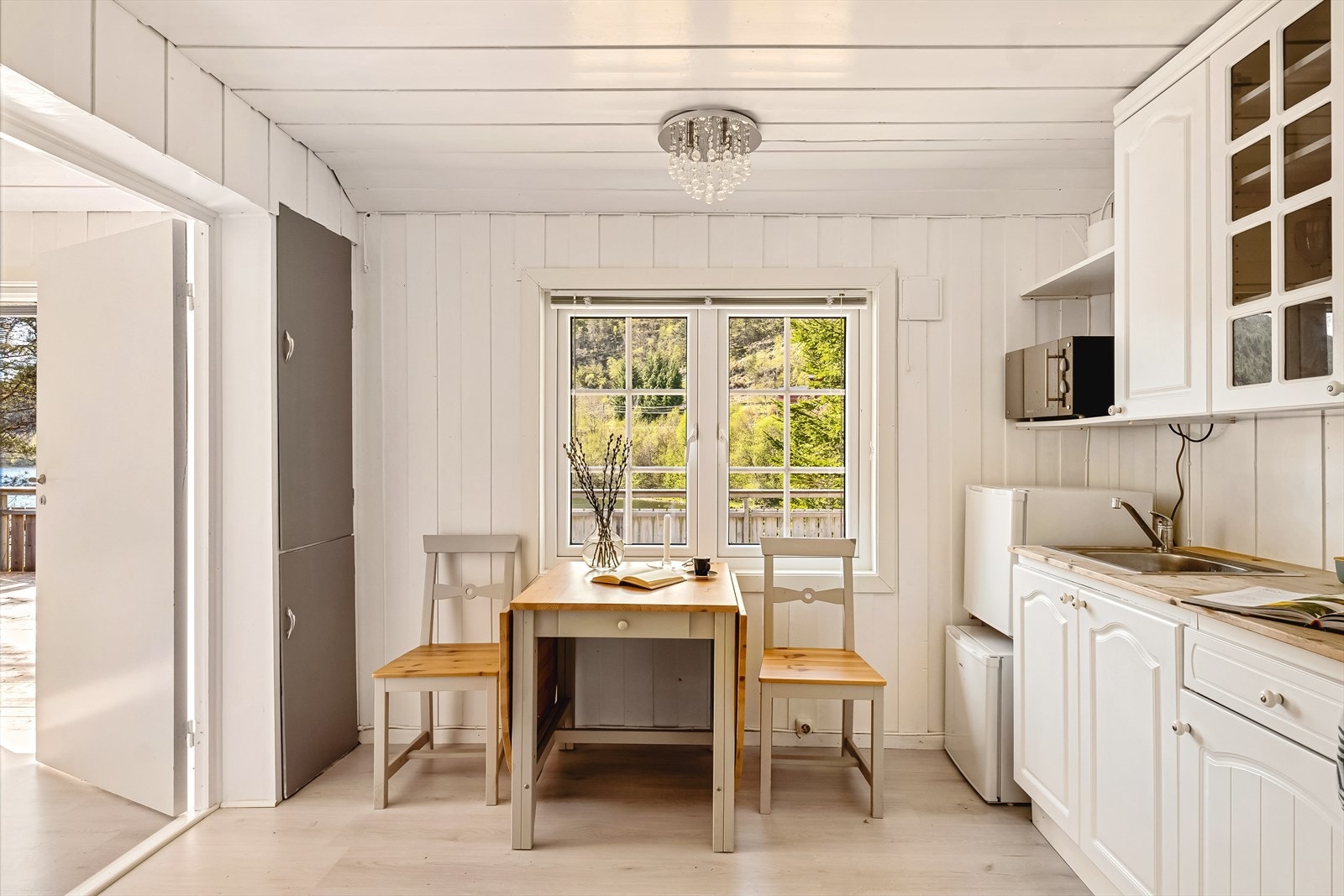 Fint plass til kjøkkenbord, uten at dette er til hinder for matlagingen. Galleribilde