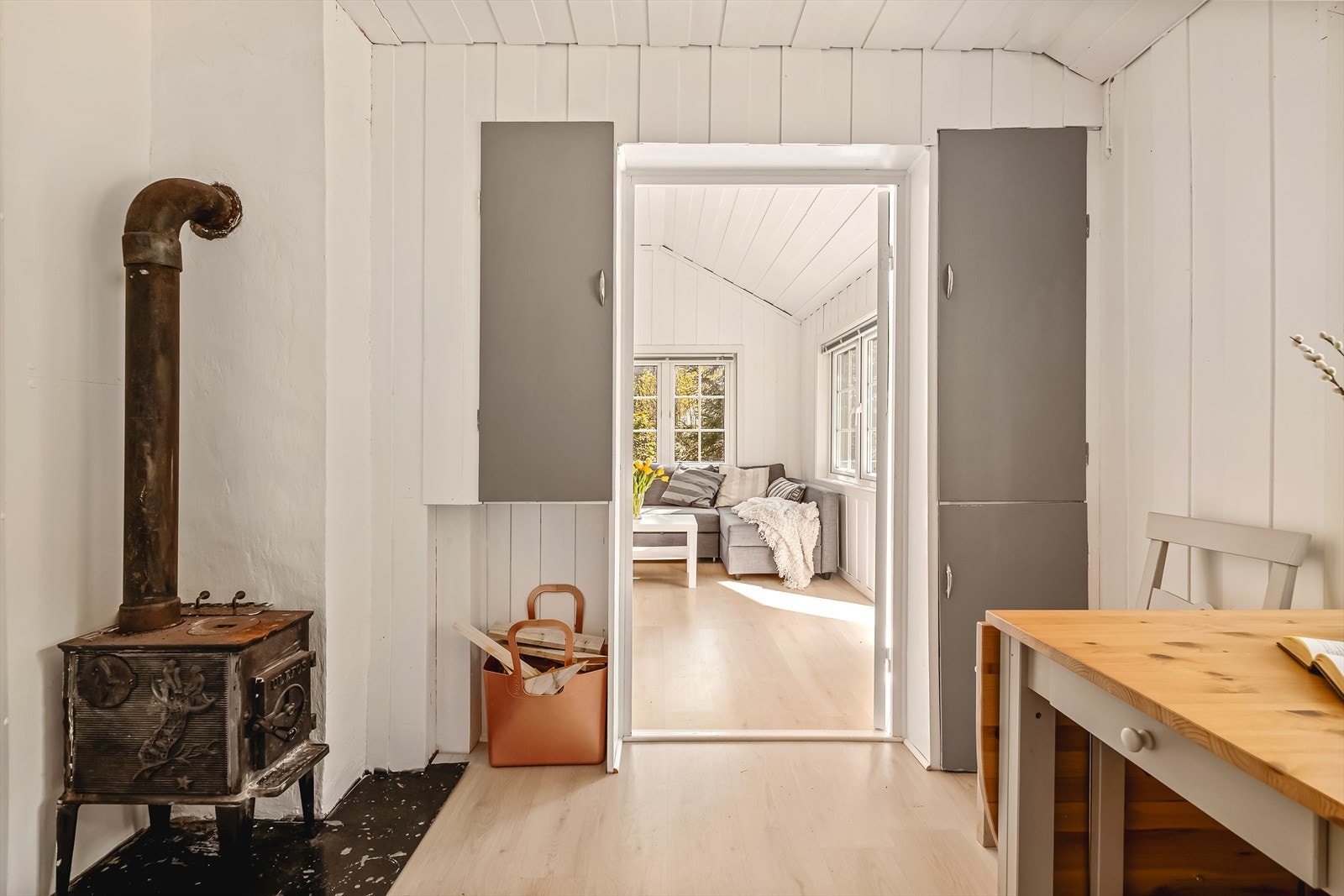 Det er plassert en peisovn på kjøkkenet, praktisk for oppvarming i de kjøligste vintermånedene. Galleribilde