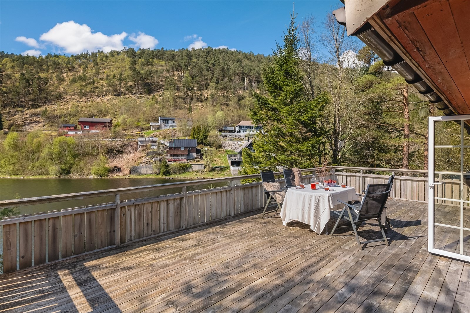 Terrassen er sørvestvendt, noe som sørger for sol fra middag til seint på kveld i sommertiden. Galleribilde