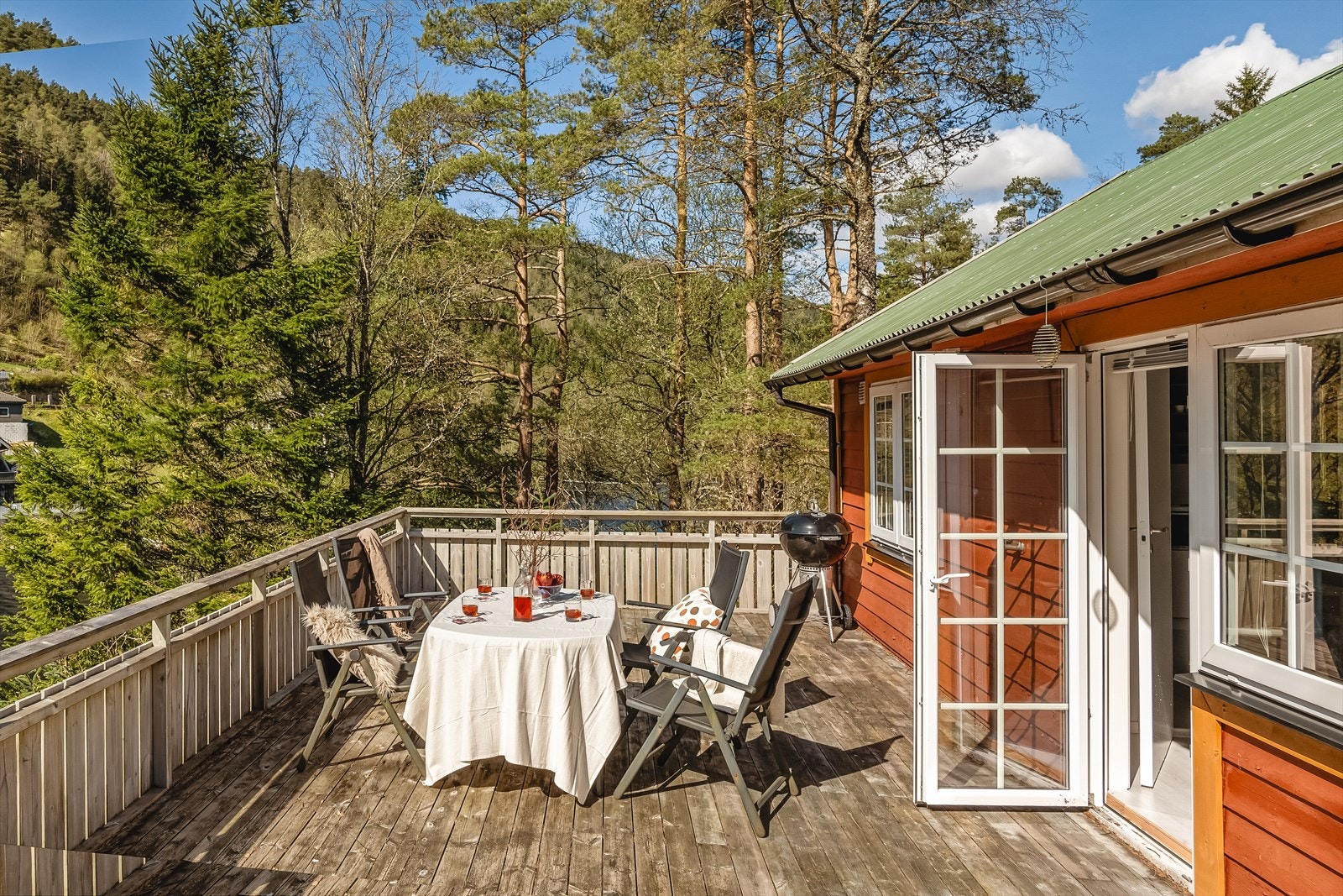 Den store terrassen er perfekt for gilling om sommeren. Galleribilde