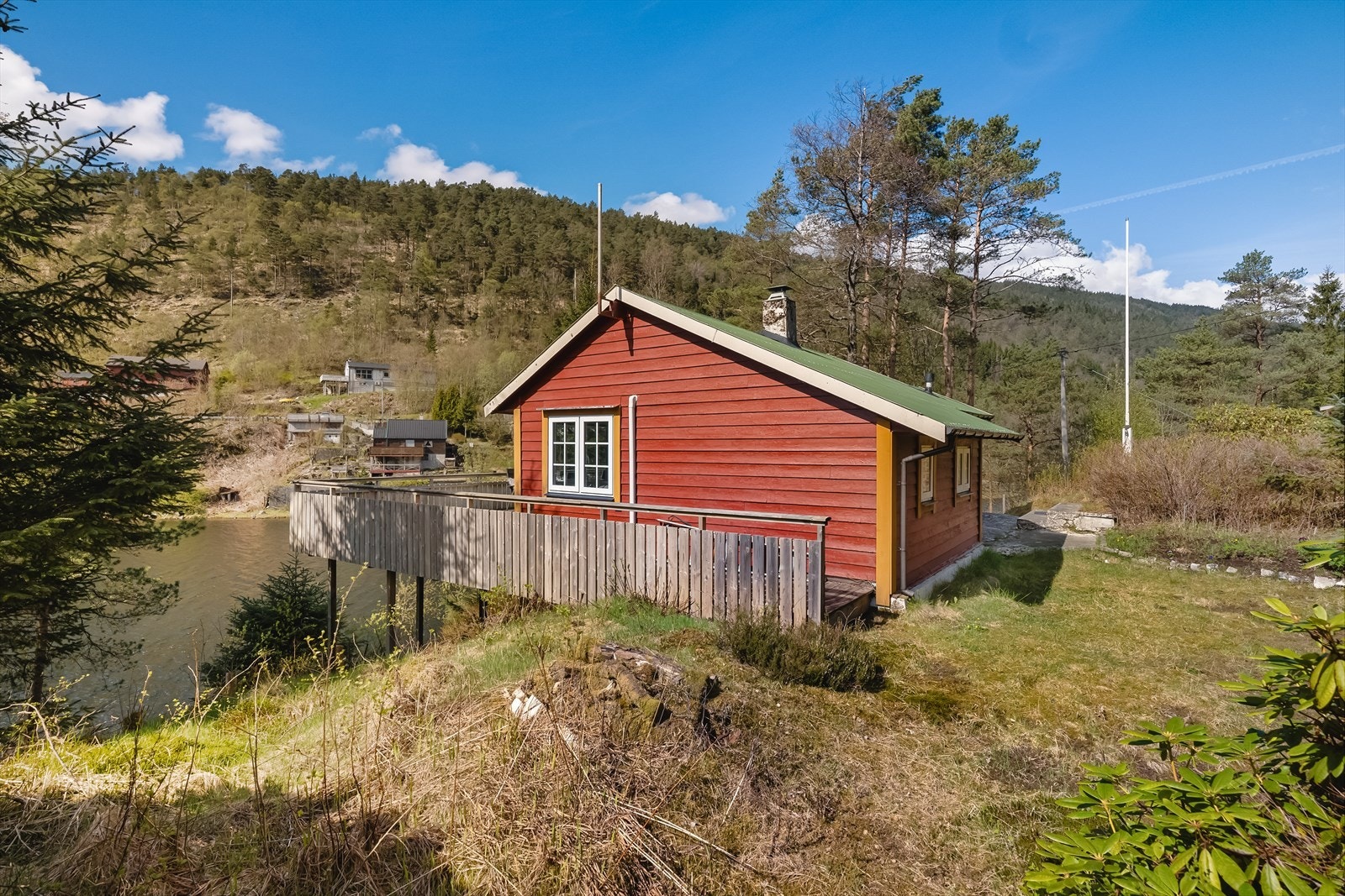 Dersom det skulle være behov for en utflukt på vinterstid, er det 17 minutter med bil fra Hausdalsvegen 153 til Totland Lysløype. Galleribilde