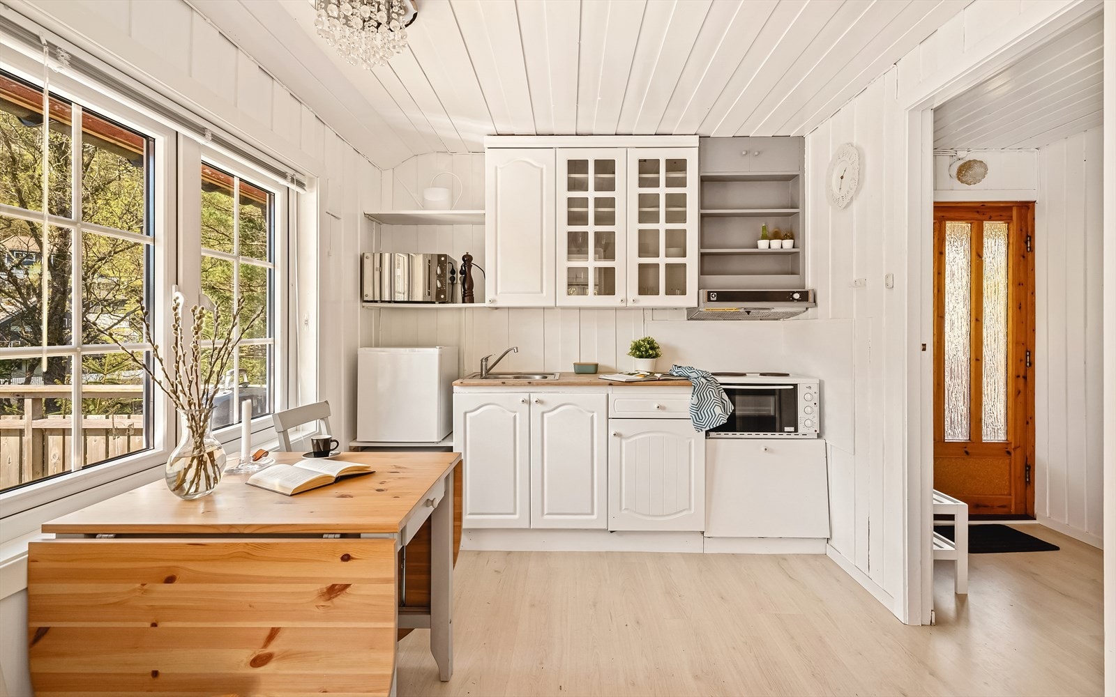 Kjøkkennet har takhøy innredning og heltre benkeplate. Galleribilde