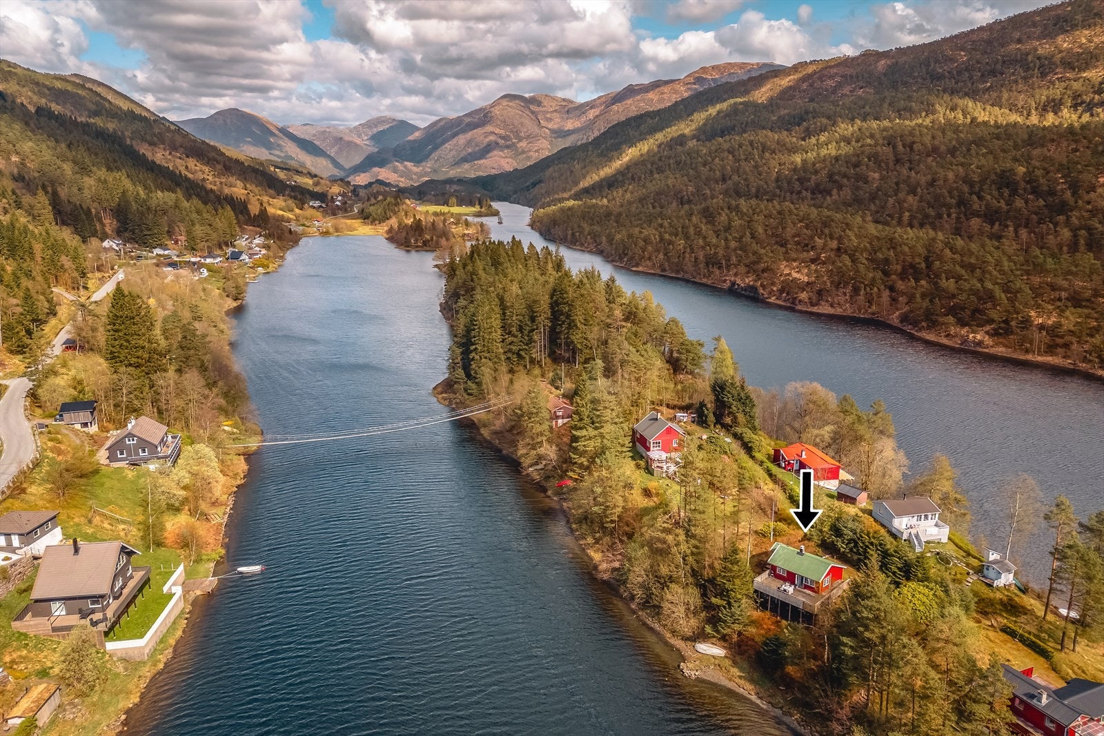 Velkommen til Hausdalsvegen 153! Omgitt av naturskjønne omgivelser med skog og sjø som nærmeste nabo. Galleribilde