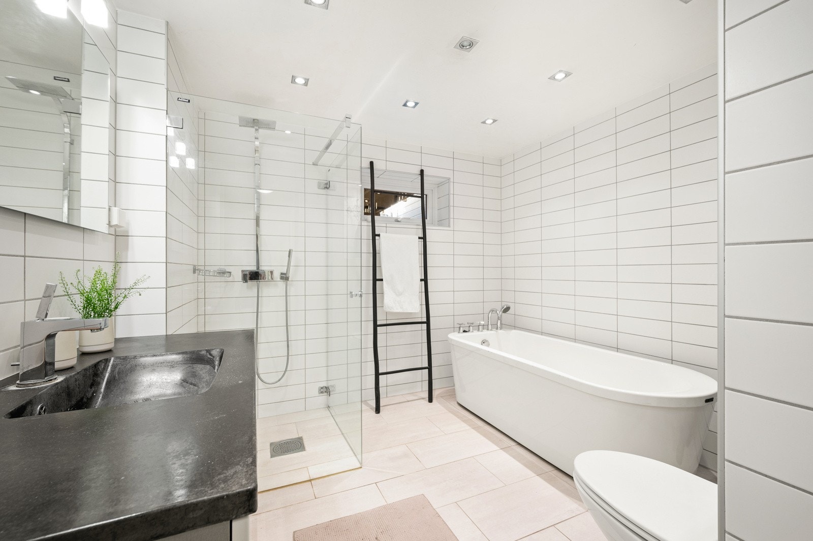 Badet i kjelleren ble pusset opp i 2006 iht. tidligere prospekt. Badet er flislagt med varmekabler i gulv. Galleribilde