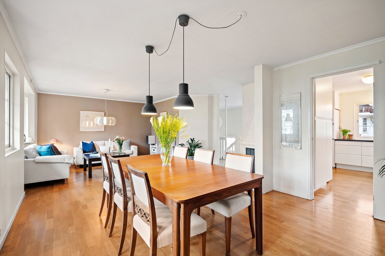 På gulvet er det parkett, og veggene er malt i delikate fargetoner. Galleribilde