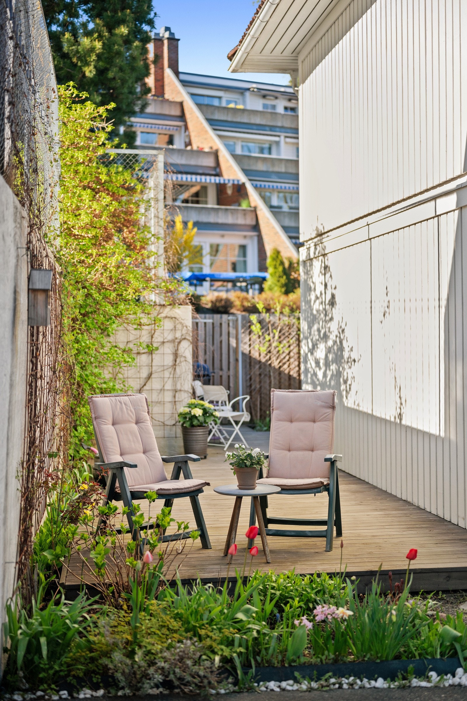 Terrassen har utsyn mot flotte grønne omgivelser og på baksiden av huset kan du oppholde deg usjenert. Galleribilde