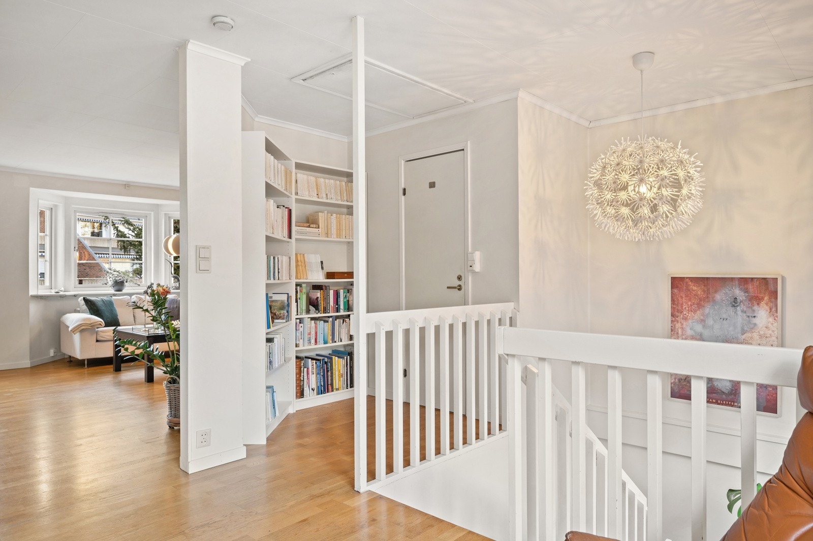 Ved trappen har man gjestetoalett praktisk plassert. Galleribilde