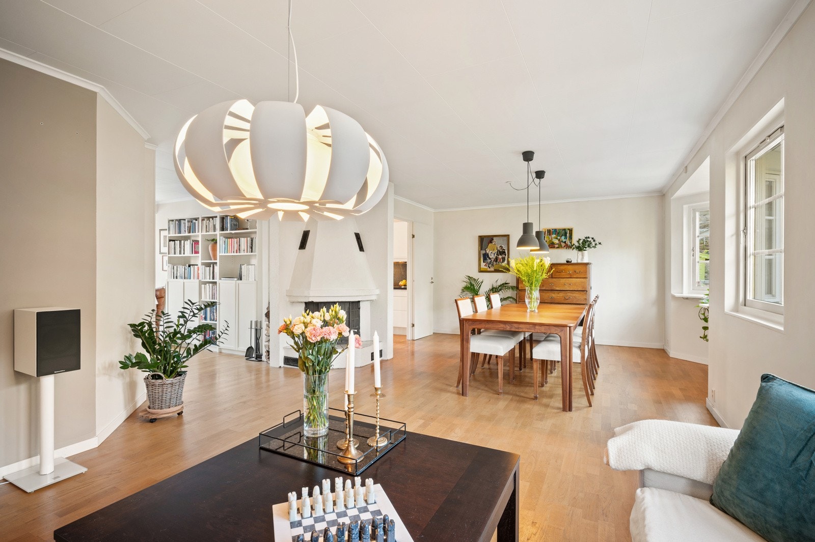 Med tre romslige soverom, flere oppholdsrom og trivelig uteplass, er dette et hjem som passer perfekt for deg som ønsker en familievennlig planløsning Galleribilde