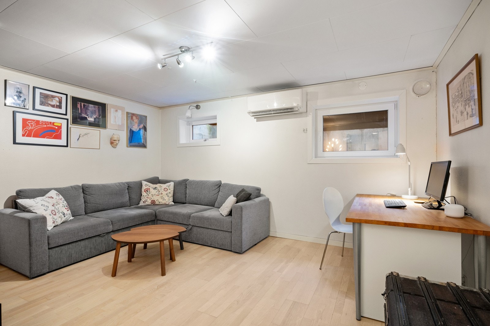 I kjelleren finner man en romslig kjellerstue. Her er det god plass til sofa og TV, og kjellerstuen passer ypperlig som ungdomsavdeling eller som lekeområde. Galleribilde