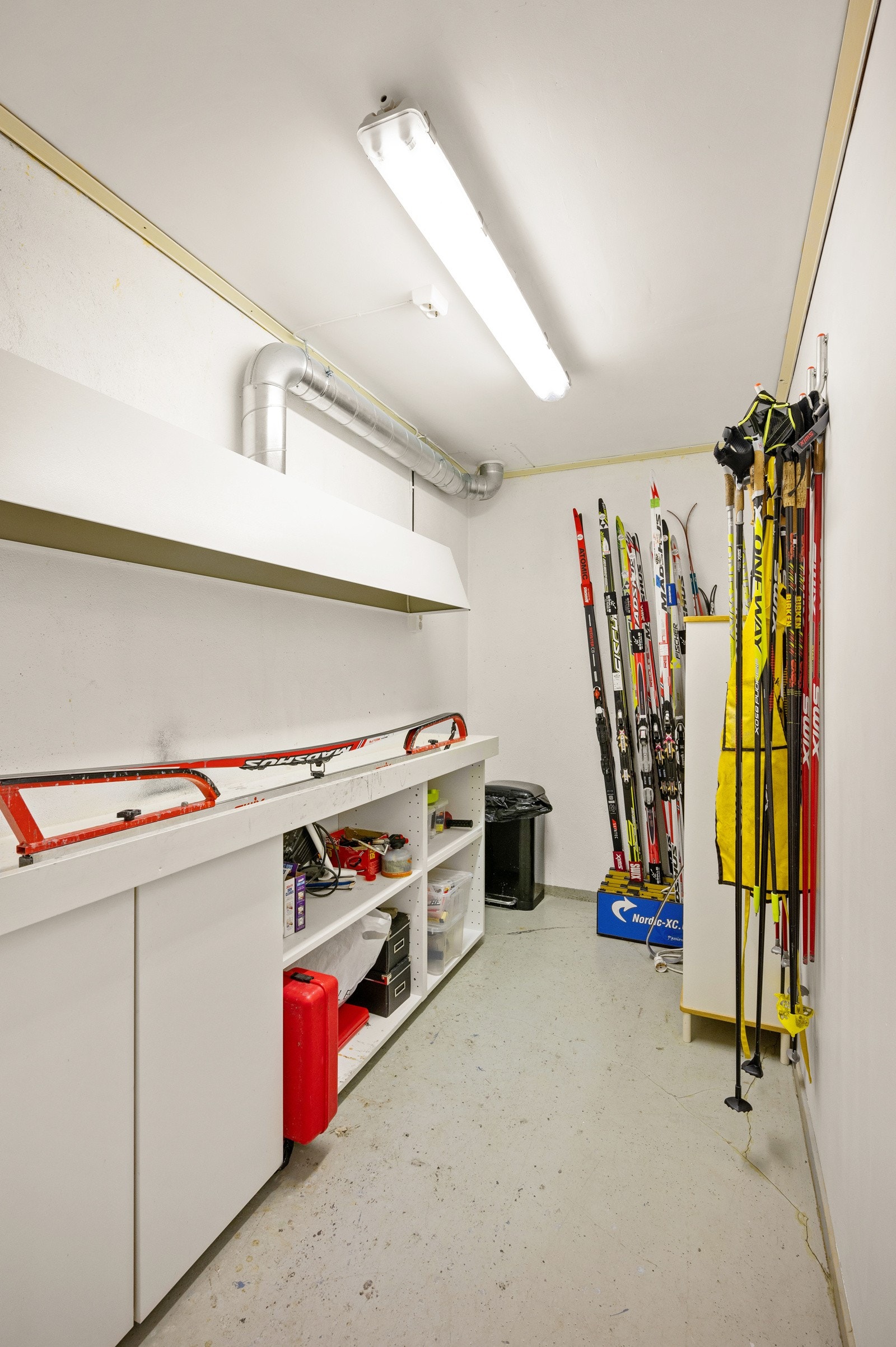 I kjelleren er det også en stor bod som i dag er innredet som ski/smørebod med profesjonelt ventilasjonsanlegg. Galleribilde