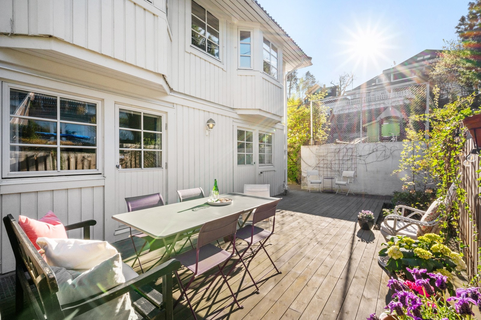 En sjarmerende familiebolig på Bestum over 3 plan med carport og flott terrasse. Galleribilde