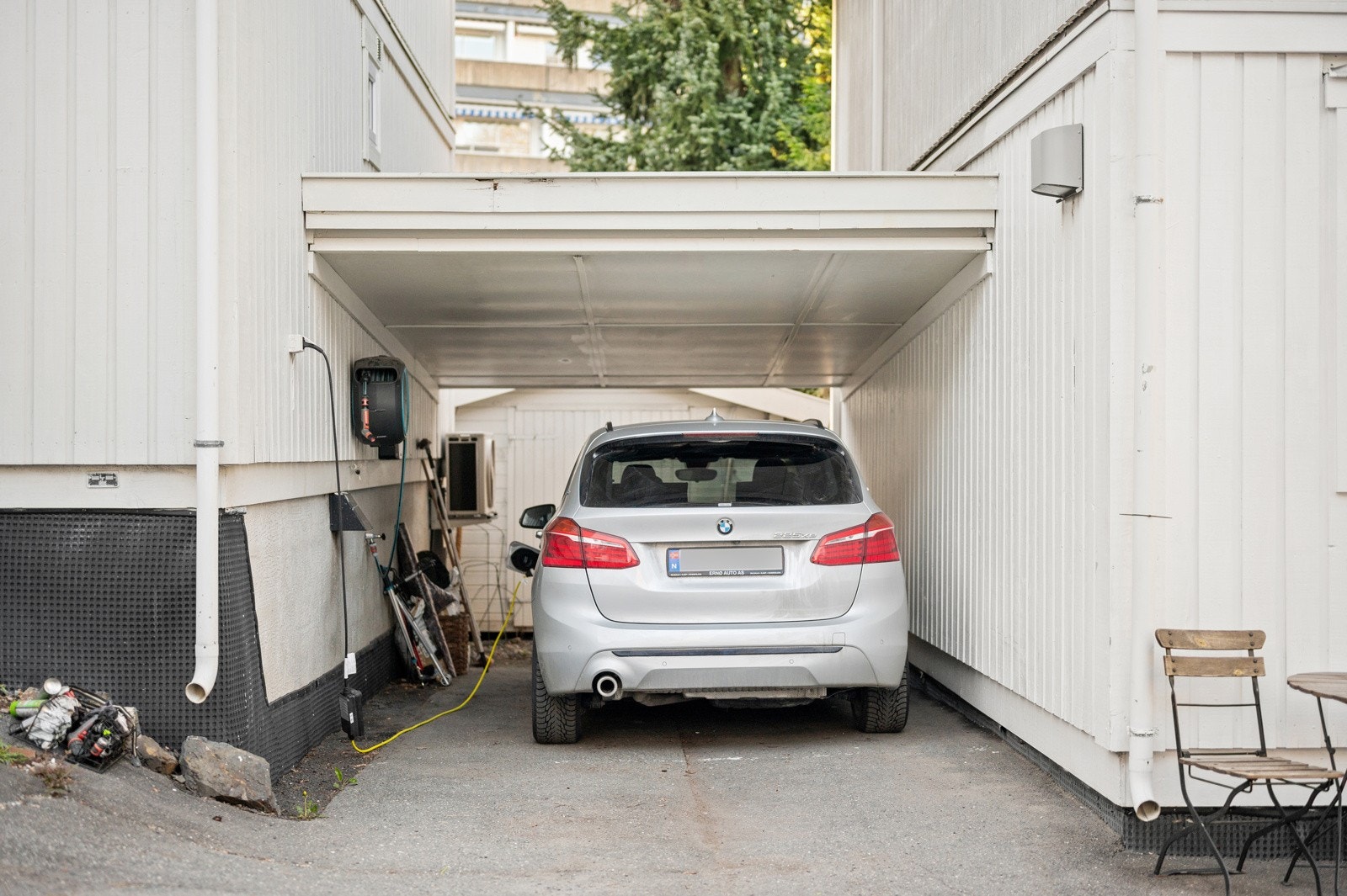 Seksjon 1 disponerer egen carport på ca. 13 kvm, samt plass til 1 bil på sameiet sin felles parkeringsplass. I carporten er det innstallert el-billader, og innerst finner man også en praktisk romslig bod for oppbevaring av hageredskaper, sykler o.l. Galleribilde