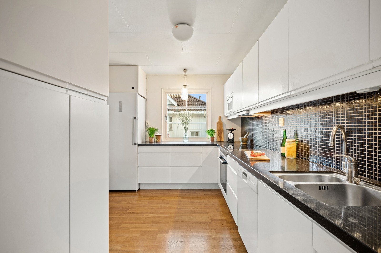 Fra stuen har du direkte tilgang til kjøkkenet. Kjøkkenet ble pusset opp i 2008 og har innredning med glatte fronter og benkeplate av stein/kompositt. Galleribilde