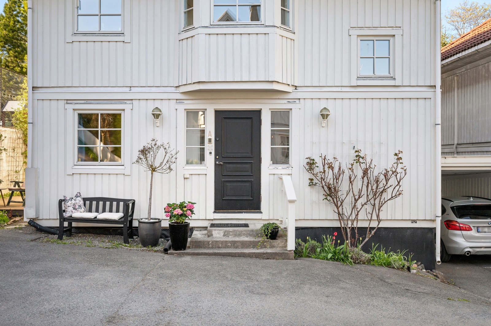 Allerede på utsiden får man et godt førsteinntrykk i møte med boligens sjarmerende fasade. Galleribilde