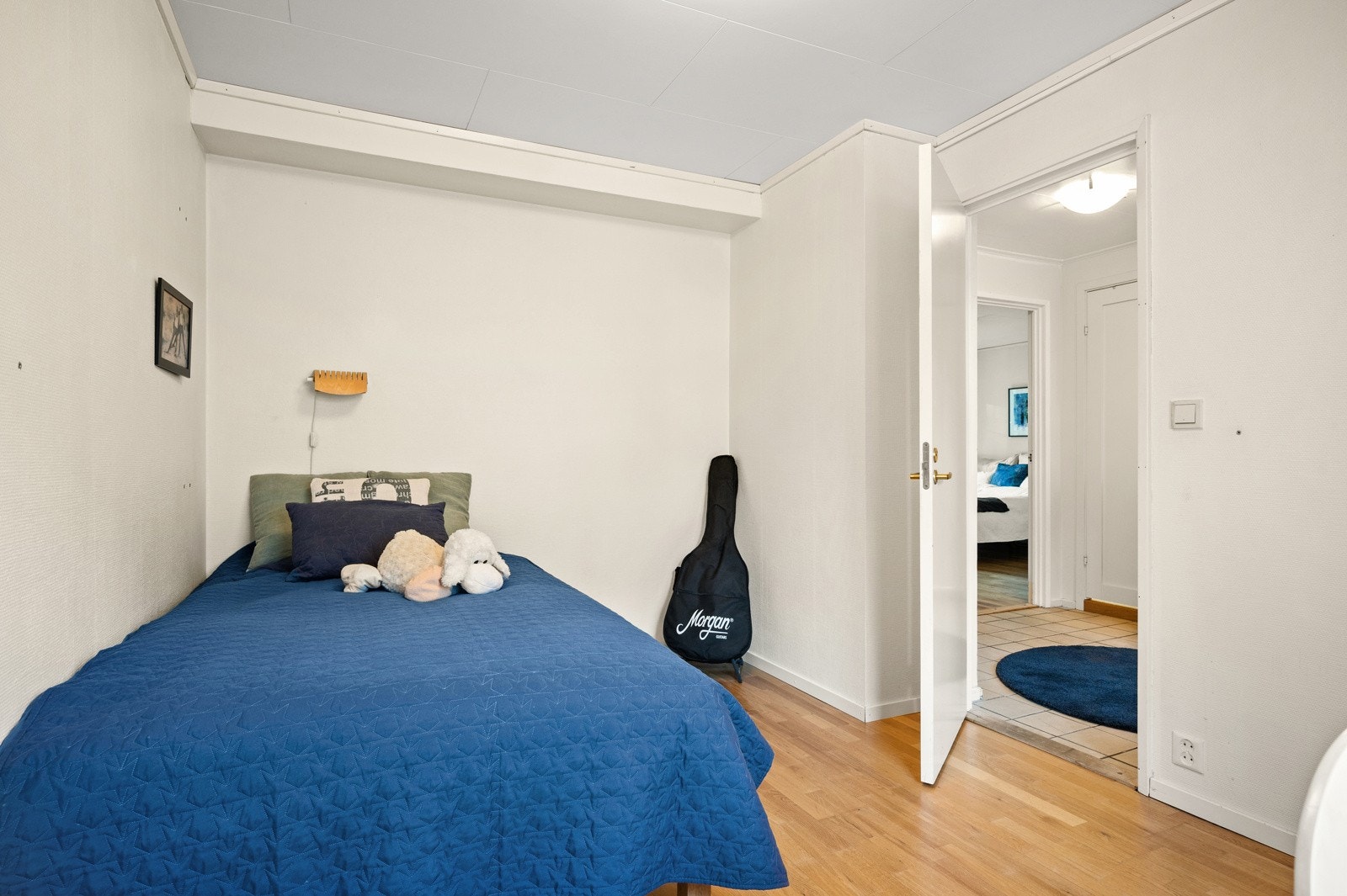 Også dette soverom har garderobe. Det er god plass til dobbeltseng og skrivebord. Galleribilde