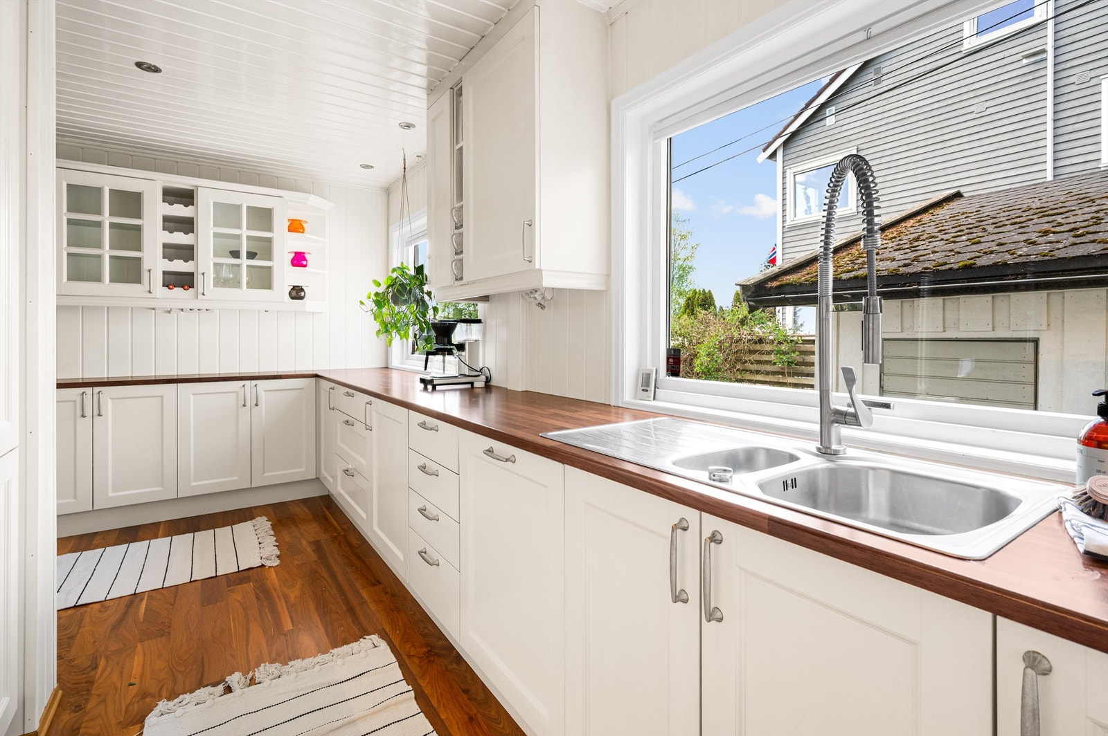 Kjøkkeninnredningen er av profilerte fronter og benkeplate i laminat med nedfelt vaskekum. Galleribilde