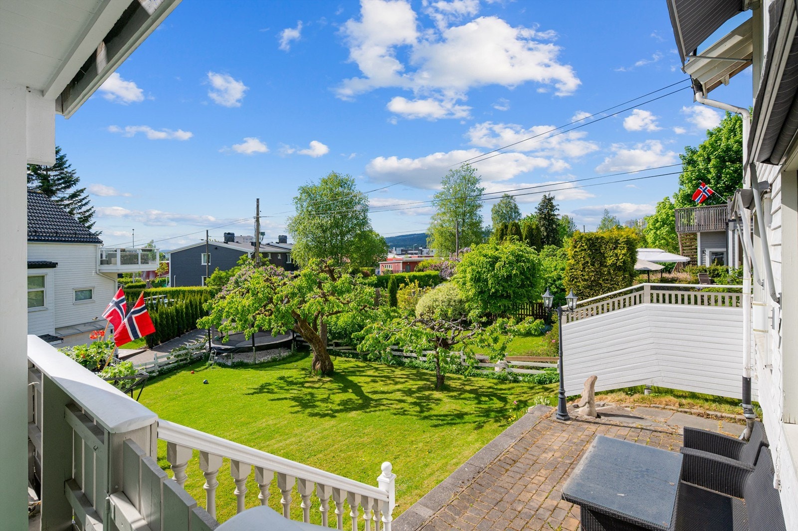 Trapp fra balkongen som fører ned til den herlige hagen. Galleribilde