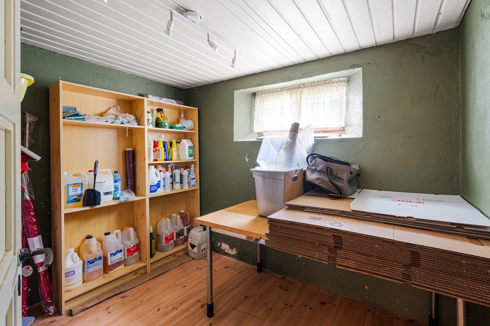 Underetasjen har svært gode oppbevaringsmuligheter i romslige boder. Galleribilde