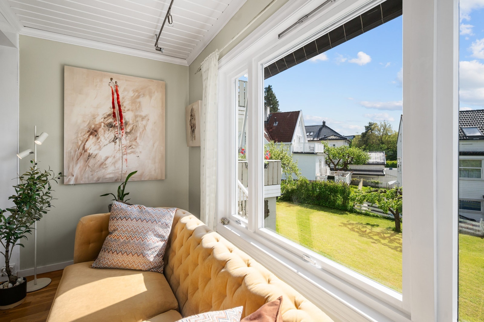 Store vindusflater sørger for rikelig med lysinnslipp og skaper en lys og luftig atmosfære i boligen. Galleribilde