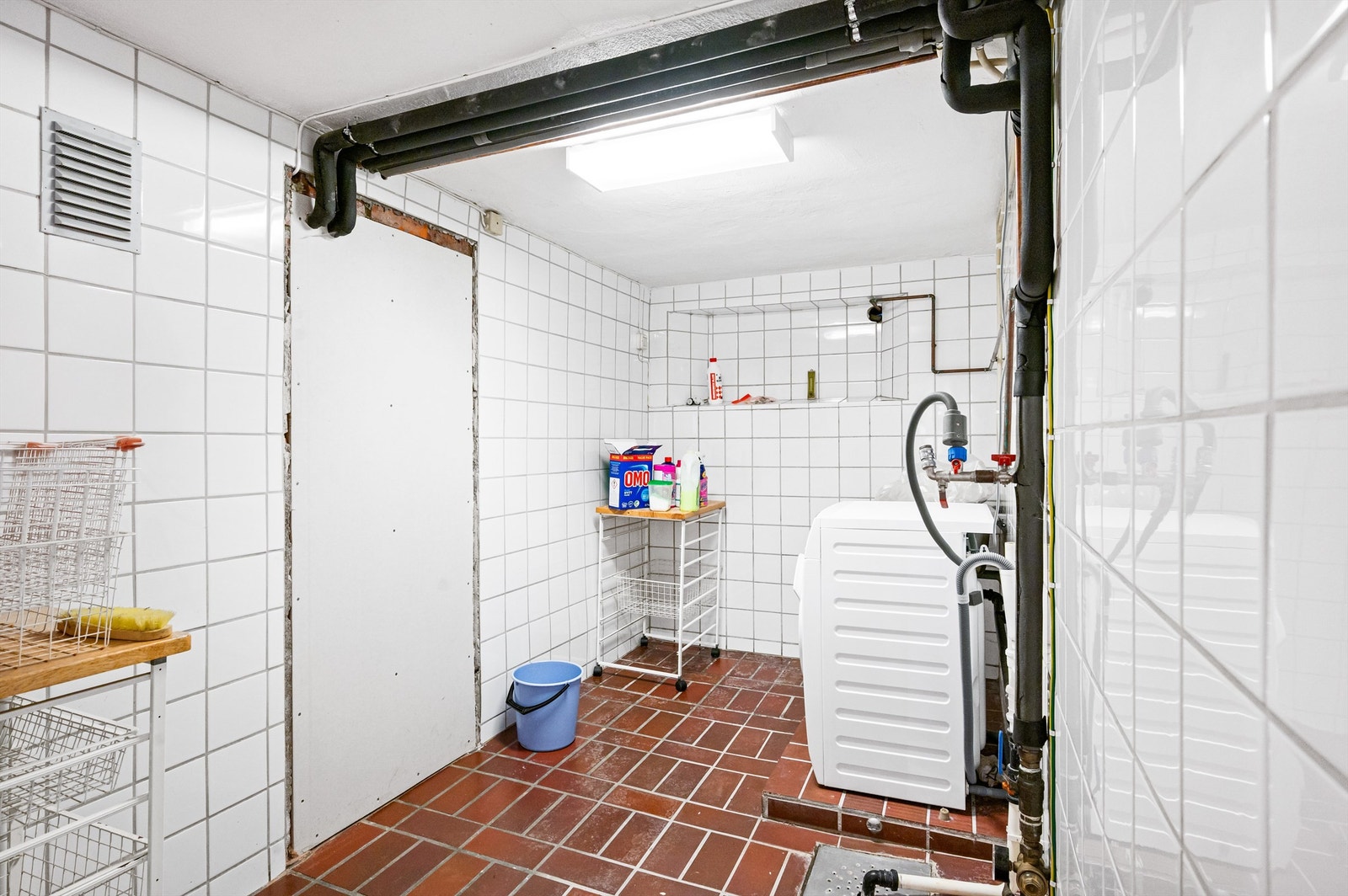 Her finner du også boligens vaskerom, innredet med vaskekum. Vaskerommet har også opplegg for vaskemaskin. Galleribilde