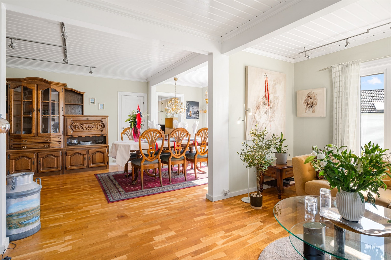 Hele boligen har gjennomgående behagelig fargevalg som gjør dette til et innbydende hjem. Galleribilde