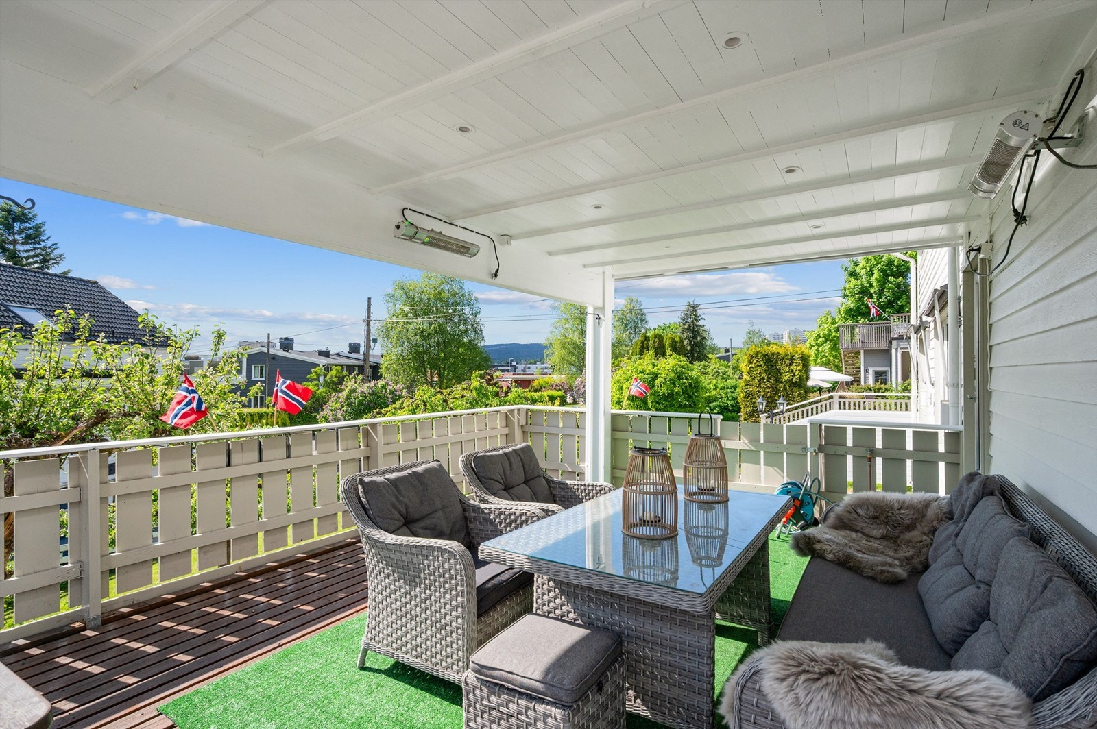 Fra stuen kommer du ut til boligens terrasse og platting på hele 50 kvm. Galleribilde