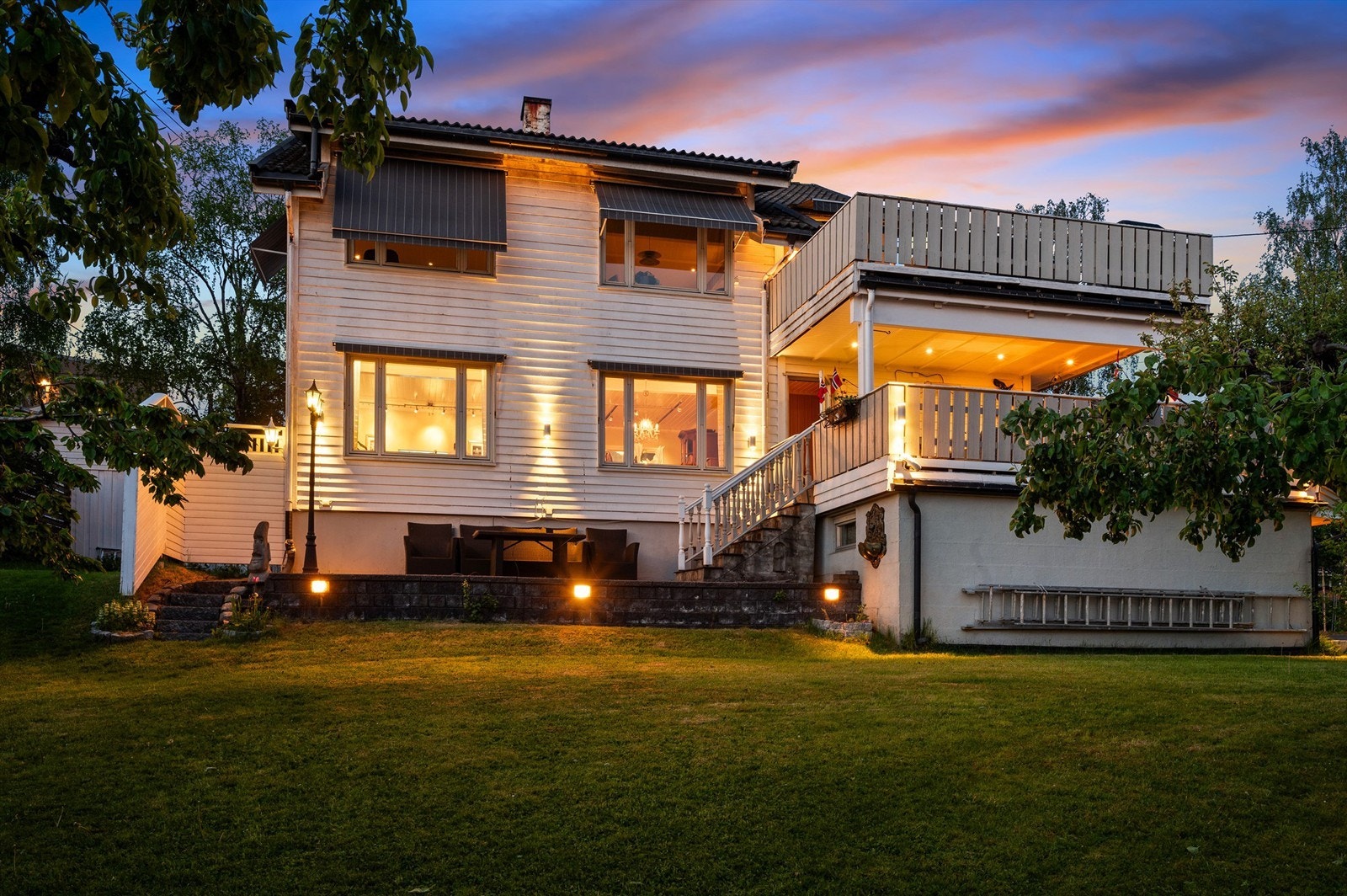 Boligen ligger med nærhet til skoler, barnehager, offentlig kommunikasjon og gode servicetilbud. Galleribilde