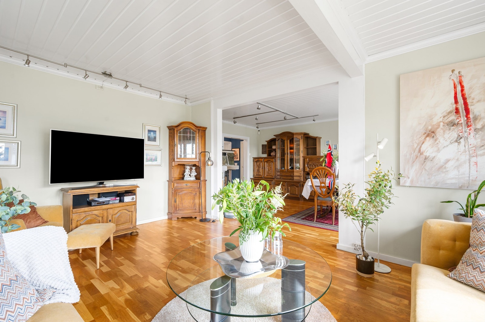 Stuen har gode muligheter for å innrede med et spisebord hvor du kan invitere venner og familie på middagsselskaper. Stuen har også en herlig peisovn - perfekt for kalde vinterkvelder. I stuen er det installert varmepumpe. Galleribilde