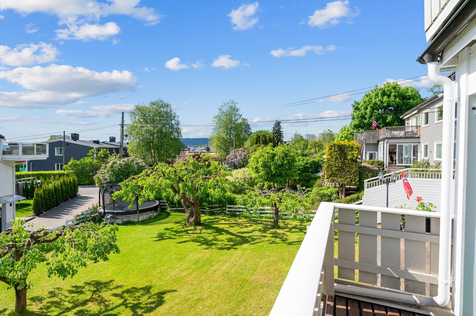 En familievennlig og innholdsrik halvpart av bolig med solrike uteplasser. Galleribilde