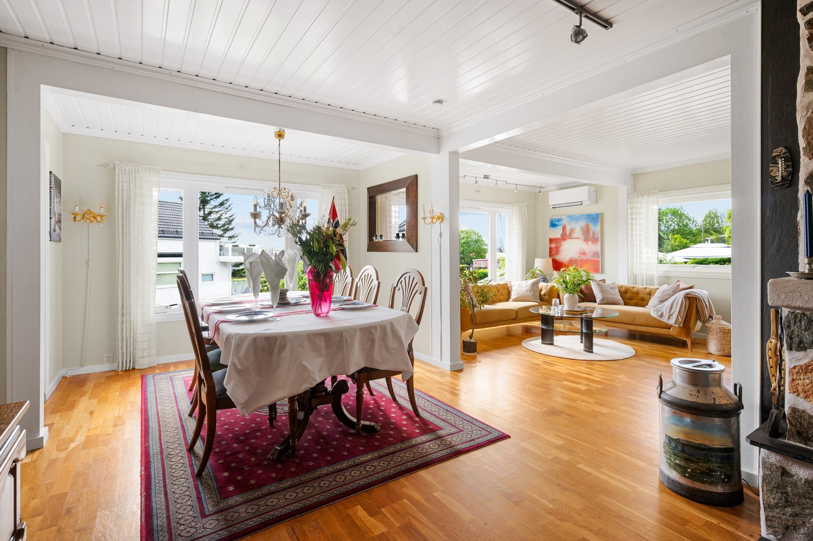 Her i stuen er det god plass til en spisegruppe. Galleribilde