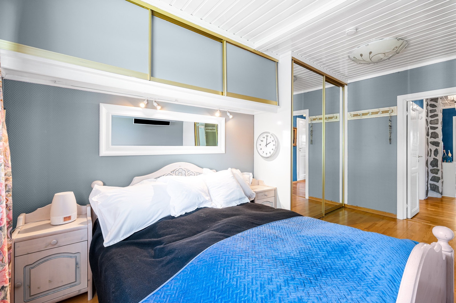 Hovedsoverommet er romslig og kan enkelt innredes med både dobbeltseng og tilhørende nattbord. Galleribilde