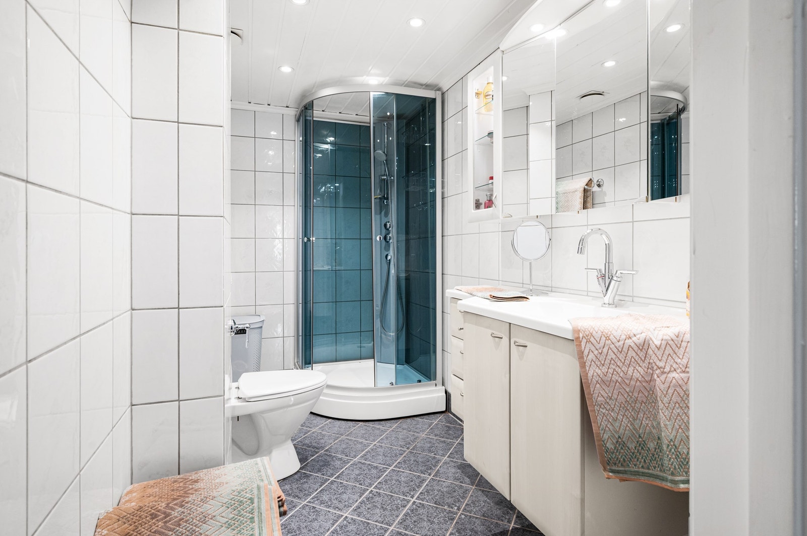 Badet er pent flislagt på gulv og vegger. Galleribilde